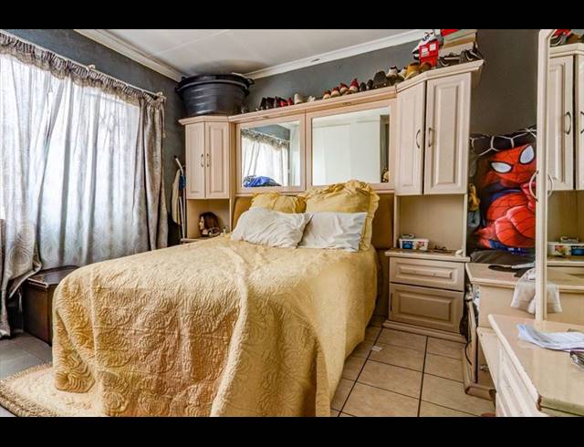 2 BEDROOM FLAT FOR SALE IN KEMPTON PARK CENTRAL